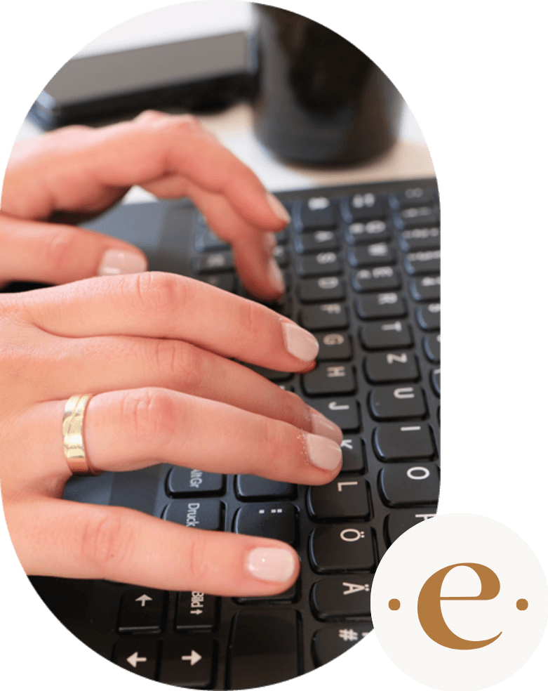 Dekoratives Bild von Händen auf der Tastatur: Erstberatung zum Webseite erstellen lassen.