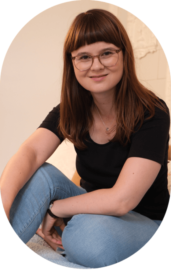 Website Manager aus Berlin Empaweb by Nicole Profilbild auf dem Sofa